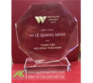 Biểu trưng pha lê khắc logo WeChoice Awards 2017 - Bình Tĩnh Sống