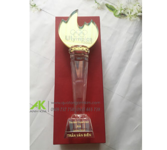 Cúp pha lê khắc đổ màu logo Unilever Vietnam