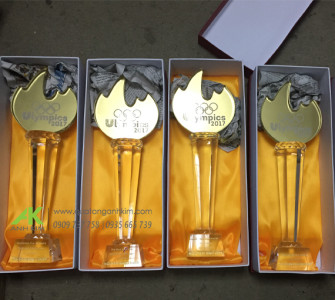 Cúp pha lê khắc đổ màu logo Unilever Vietnam