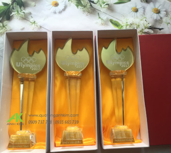 Cúp pha lê khắc đổ màu logo Unilever Vietnam